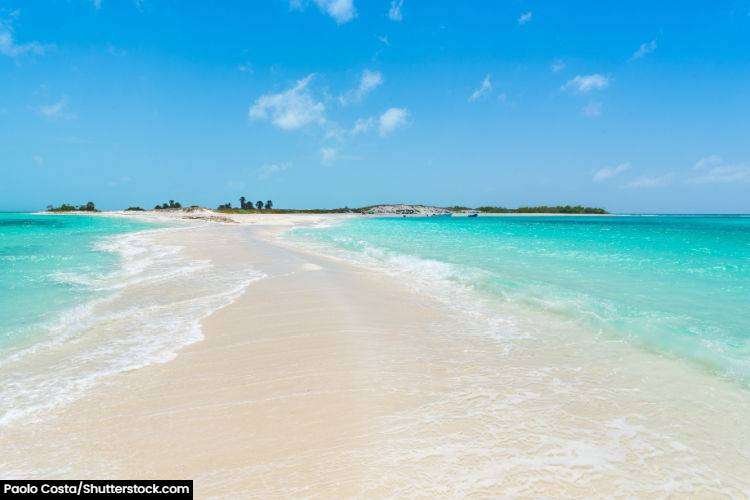 A long stretch of sand on Cayo de Agua Island