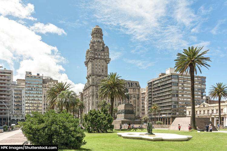 View over the Plaza Independencia toward the Palace de Salvo one of the land mark buildings of Montevideo, Uruguay